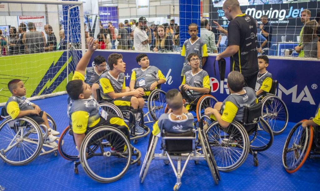 roda de crianças com deficiência em cadeira de rodas reunidos prestes a jogar uma partida de volleyball